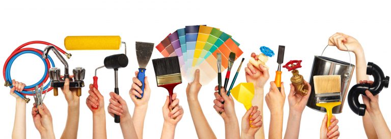 Des mains tenant des outils de bricolage