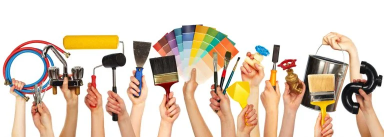 Des mains tenant des outils de bricolage