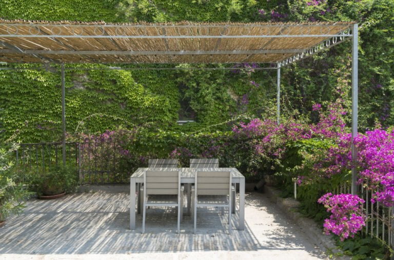 Une tonnelle qui protège une belle terrasse