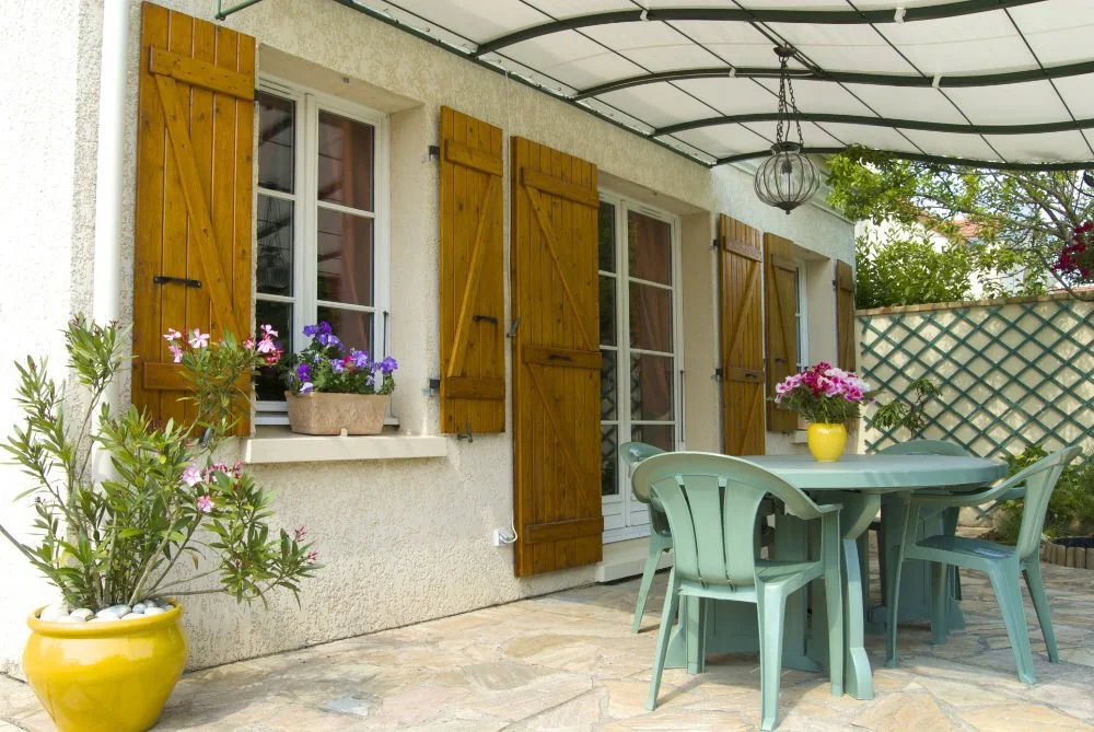 Une terrasse avec pergola