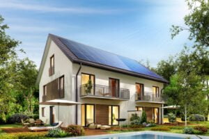 Une maison avec des panneaux solaires, économe en énergie.