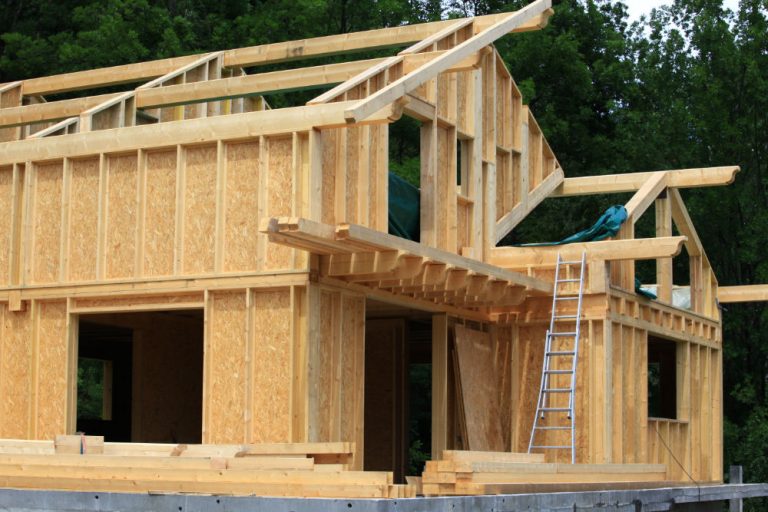 Une maison en bois en construction