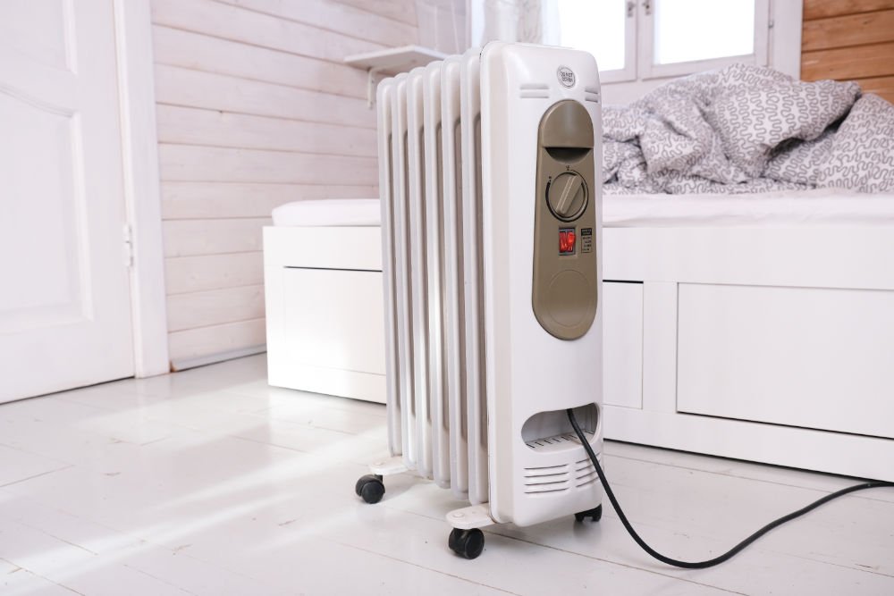 Radiateur électrique mobile à bain d'huile pour le chauffage domestique et le contrôle du confort dans la pièce d'une maison de campagne en bois