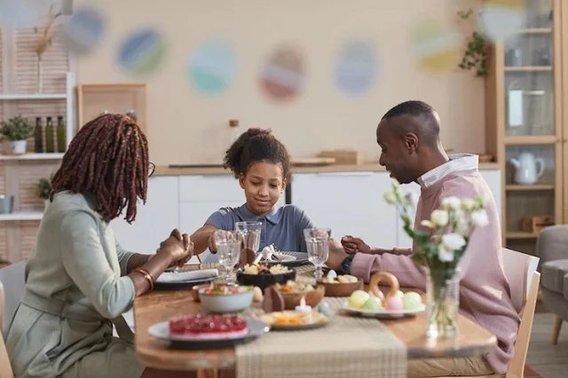 Portrait d'une famille moderne en train de dîner ensemble