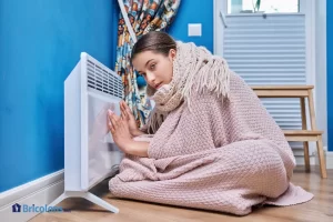 Une jeune femme devant un radiateur céramique.