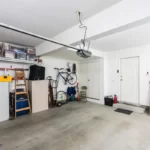 Un garage qui va être transformé en une pièce à vivre.